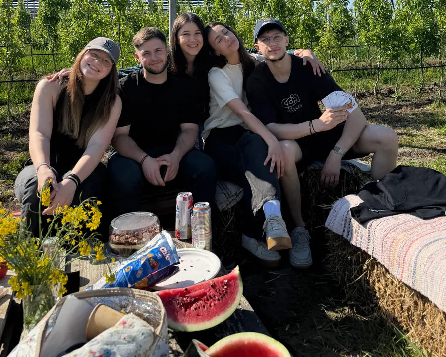 Familie în livada Fructul Bucovinei