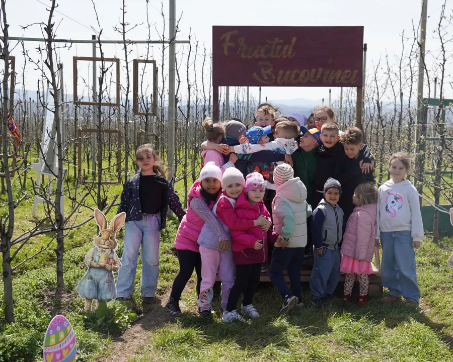 Copii și familii în livadă